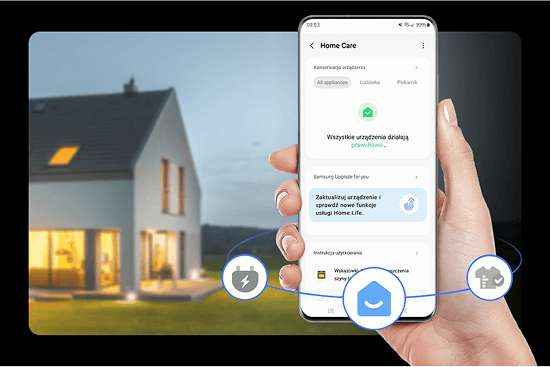 smartthings home care Osoba trzyma smartfon z aplikacją \'Home Care\' na ekranie, na którym widnieje tekst: \'Wszystkie urządzenia działają prawidłowo\'. W tle znajduje się oświetlony dom jednorodzinny.