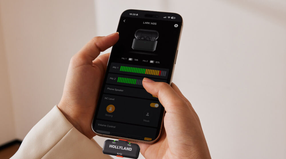 System bezprzewodowy HOLLYLAND Lark M2S Mini Combo prezentacja włączonej aplikacji na telefonie trzymanym w rękach w tle jasna ściana pokoju system ENC tłumienie odgłosów otoczenia wyraźne i przejrzyste nagrania wybór trybu