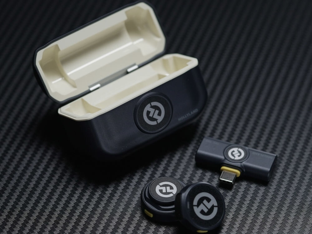 System bezprzewodowy HOLLYLAND Lark M2 USB-C Grafitowy prezentacja otwartego etui przed nim urządzenia na tle imitującym karbon