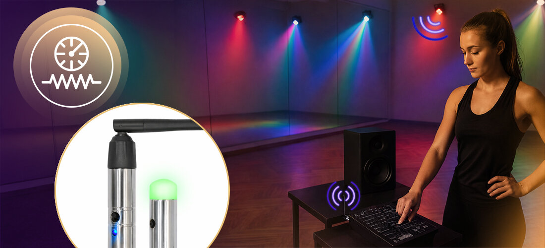 Transmiter bezprzewodowy DMX MUSICMATE MM-DX50 SkyLink 126 kanałów 7 grup odporność na zakłócenia, osoba stojąca na sali gimnastycznej przy urządzeniu