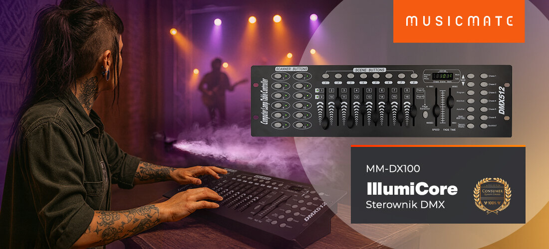Sterownik suwakowy DMX Kontroler MUSICMATE MM-DX100 Illumicore kontrola światła łatwa obsługa, osoba siedząca przy stole przy kontrolerze