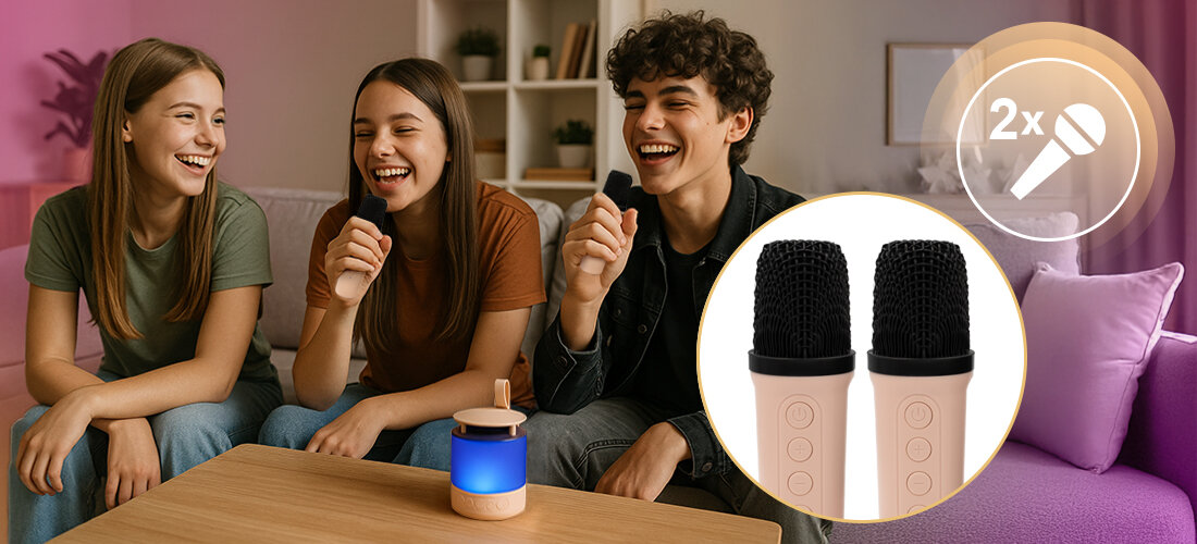 Zestaw Karaoke MUSICMATE MM-SC60 MelodyMagic — Bluetooth, microSD, wejście AUX, kompaktowe odtwarzanie, osoby siedzące na kanapie i śpiewające do mikrofonów, głośnik stojący na stoliku