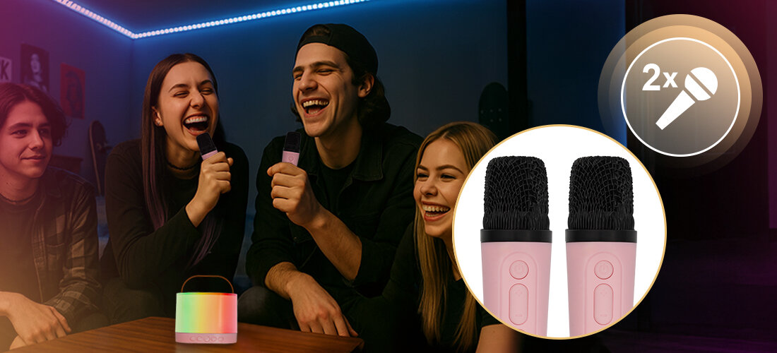 Zestaw karaoke MUSICMATE MM-SC50 HappyVoice — głośnik 5W, efekt LED reagujący na rytm, scena domowa, głośnik stojący na stoliku, osoby trzymające Mikrofony w ręku