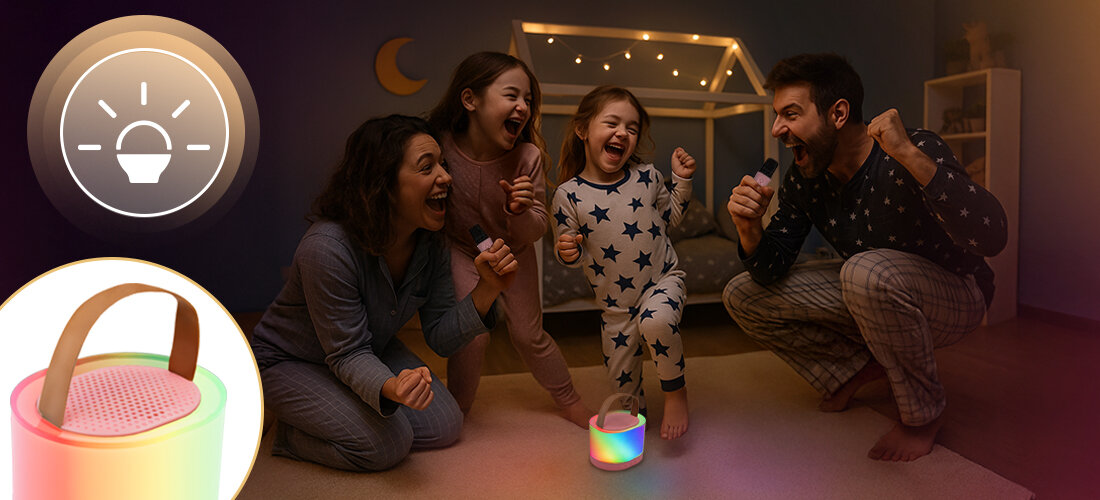 Zestaw karaoke MUSICMATE MM-SC50 HappyVoice — dwa mikrofony bezprzewodowe, 5 efektów wokalnych, sterowanie z mikrofonu, głośnik stojący na dywani, osoby tańczące i śpiewające do mikrofonu w rytm muzyki