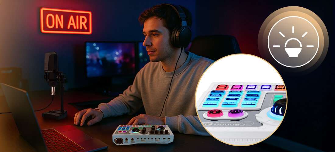 Zestaw do streamingu i karaoke MUSICMATE MM-SD250 VibeCast – procesor DSP, Phantom 48V, mikrofony pojemnościowe, sooba siedząca przy mikserze z słuchawkami nausznymi