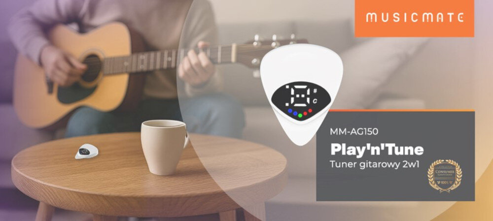 Tuner gitarowy MUSICMATE MM-AG150 Play'n'Tune kolorowe diody LED do strojenia instrumentów, osoba grająca na gitarze, kostka leżąca na stoliku