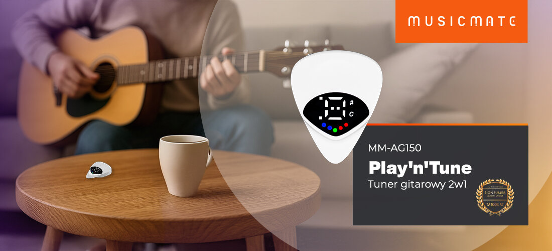 Tuner gitarowy MUSICMATE MM-AG150 Play'n'Tune kolorowe diody LED do strojenia instrumentów, osoba grająca na gitarze, kostka leżąca na stoliku