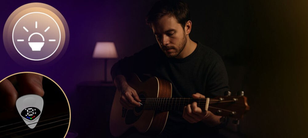 Tuner gitarowy MUSICMATE MM-AG150 Play'n'Tune kostka z baterią CR2016 kompaktowa, osoba grająca na gitarze w ciemnym pomieszczeniu