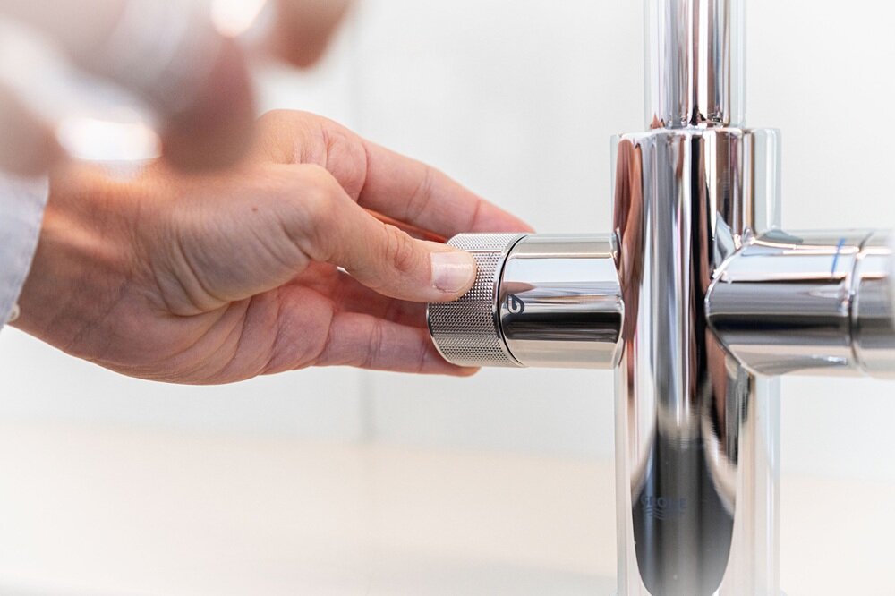 Bateria filtrująca BWT AQA Drink Pure Urban 2.0 minimalistyczny design, chromowane wykończenie, opływowe kształty, ergonomiczna rączka