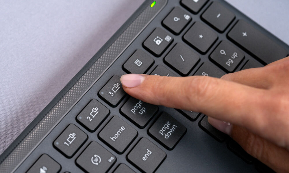 Klawiatura LOGITECH K950 Grafitowy przełączenie system bluetooth odbiornik