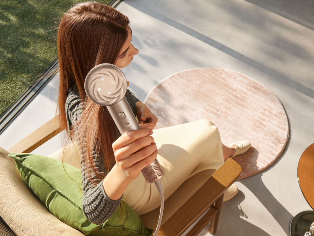 Suszarka DREAME Glory Mix 1600W osoba susząca włosy z góry widoczny panel sterowania suszarki 4 tryby pracy temperatury dwie prędkości nawiewu