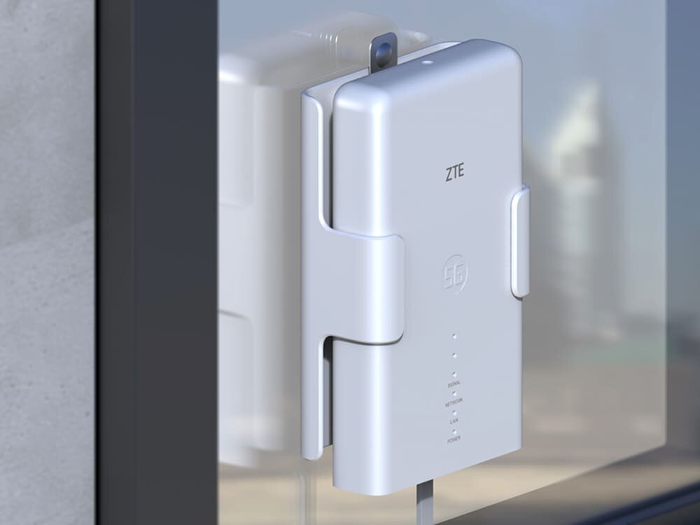 Router ZTE MC889 5G Dwa urządzenia ZTE 5G przedstawione razem: kompaktowa jednostka zewnętrzna zamontowana na oknie oraz nowoczesny modem wewnętrzny ustawiony na półce w minimalistycznym wnętrzu.