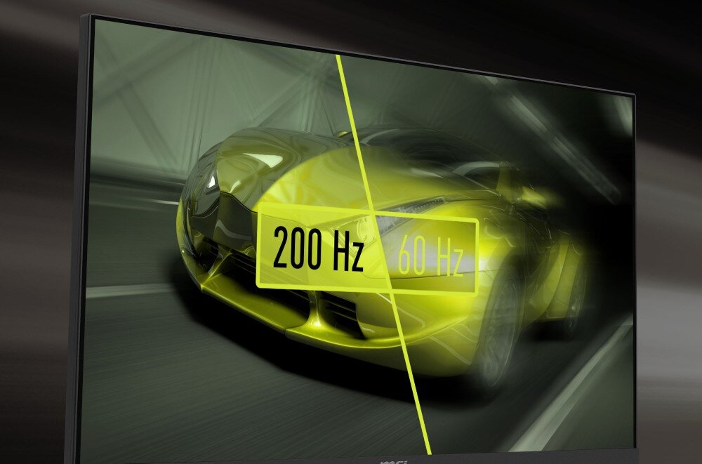 Monitor MSI Mag 274F Scena z gry wyścigowej na dzielonym ekranie, lewa strona jest ostra z napisem '200 Hz', a prawa rozmyta z napisem '60 Hz'