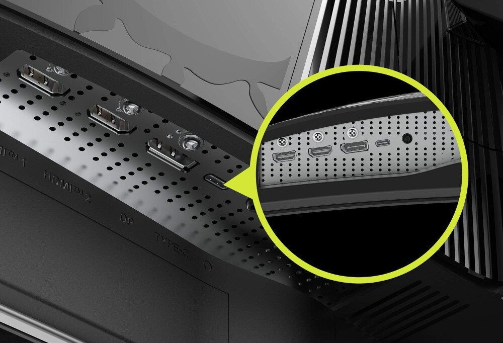 Monitor MSI Mag 321CUP QD-OLED Zbliżenie na tylny panel złącz monitora z grafiką lupy powiększającą port USB typu C znajdujący się obok wejść HDMI i DisplayPort, podłączenie, porty