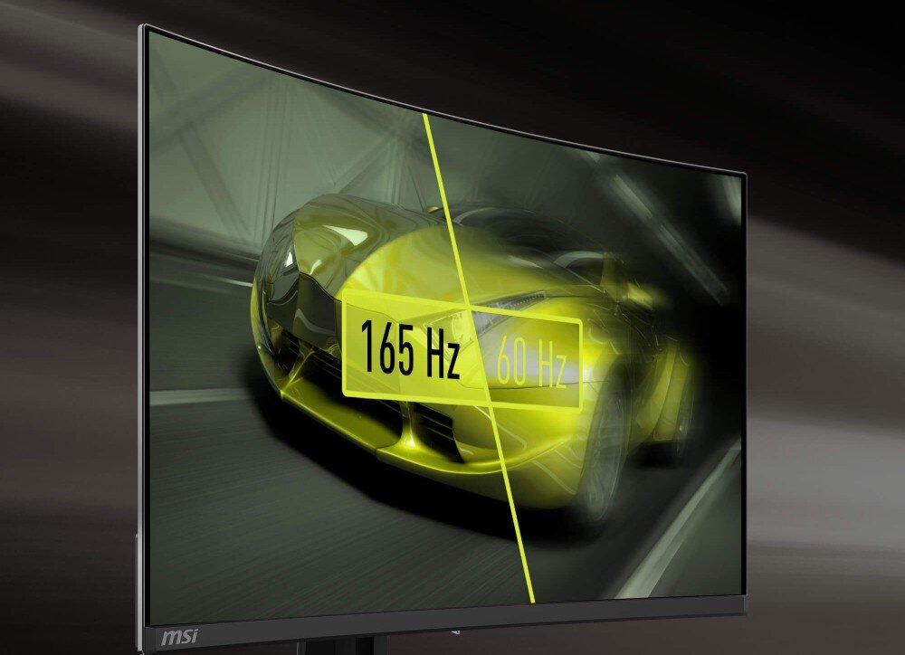 Monitor MSI Mag 321CUP QD-OLED Scena z gry wyścigowej z żółtym samochodem podzielona na dwie części porównująca ostry obraz oznaczony '165 Hz' z rozmytym obrazem '60 Hz', odświeżanie, czas reakcji