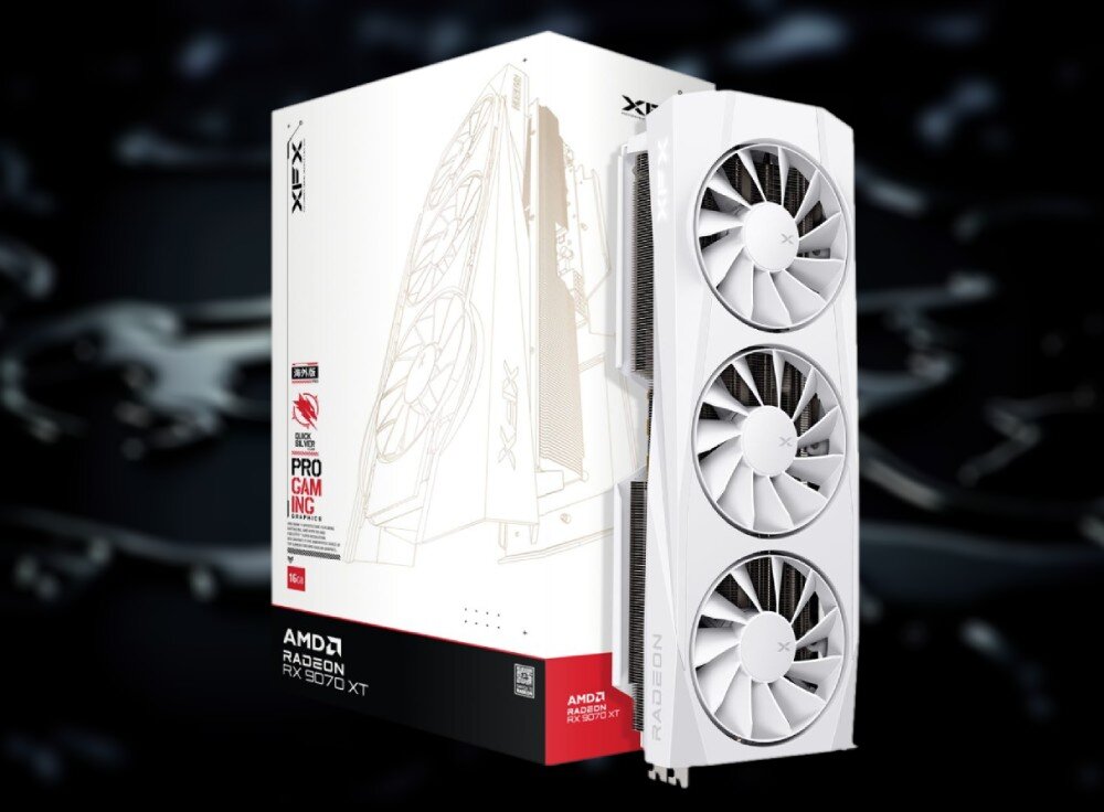 Karta graficzna XFX Radeon RX 9070XT Quicksilver White Gaming Edition 16GB Opakowanie karty graficznej z widocznym renderem produktu obok, na czarnym tle z rozmazanym wzorem w tle, opis