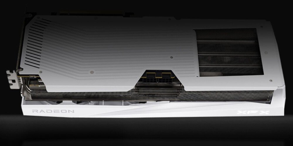 Karta graficzna XFX Radeon RX 9070XT Quicksilver White Gaming Edition 16GB Widok z boku na kartę graficzną pokazujący metalowe żebra chłodzenia i podświetlane logo 'XFX', wentylacja, budowa, konstrukcja
