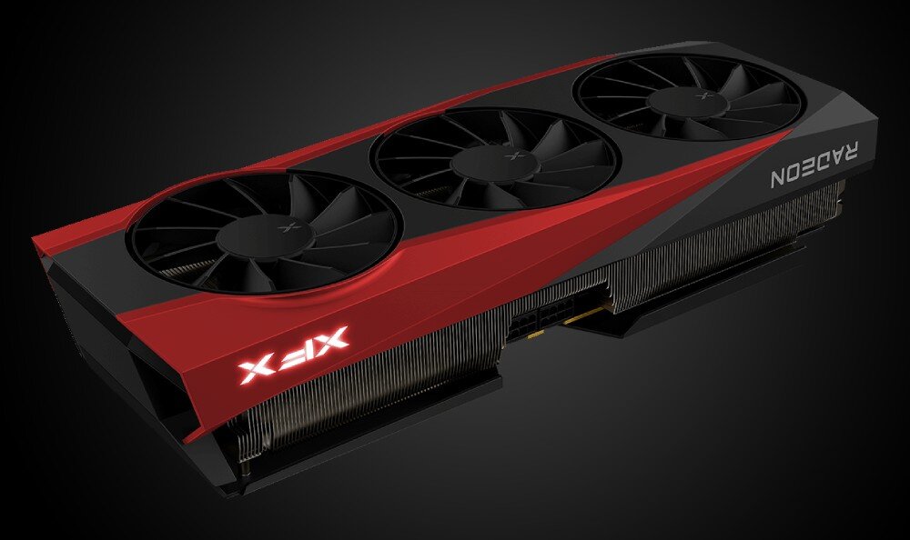 Karta graficzna XFX Radeon RX 9070XT Quicksilver White Gaming Edition 16GB Karta graficzna z trzema wentylatorami w wersji z czerwonymi i czarnymi elementami obudowy oraz logo 'XFX' z boku, wygląd, obudowa, personalizacja