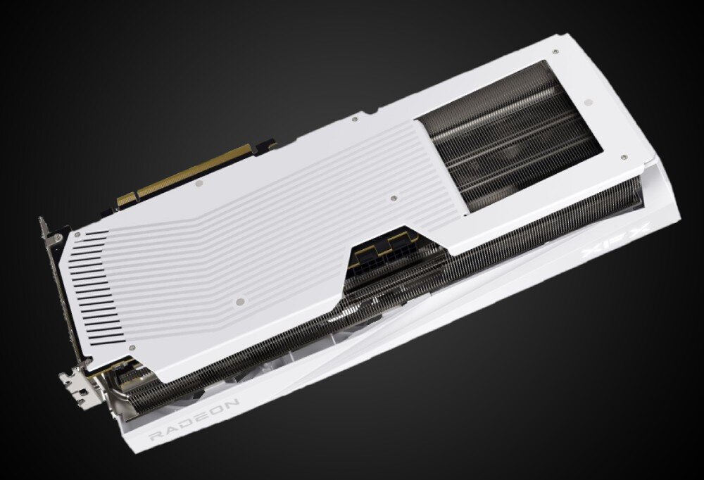 Karta graficzna XFX Radeon RX 9070XT Quicksilver White Gaming Edition 16GB Widok od spodu na kartę graficzną, eksponujący tylną płytkę chłodzenia i strukturę radiatora, pamięć, przepustowość, wyjścia