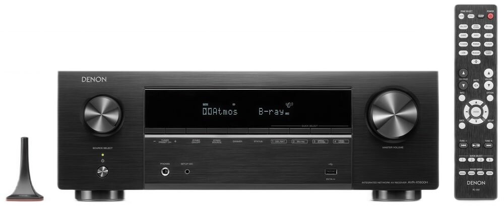 Czarny amplituner z wyświetlaczem pokazującym \'Dolby Atmos B-ray\' oraz pilot zdalnego sterowania z logo \'DENON\'. Obok znajduje się mały mikrofon kalibracyjny.