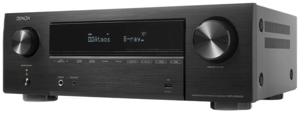 Czarny amplituner z wyświetlaczem pokazującym \'Dolby Atmos\' i \'B-ray\', z dużymi pokrętłami po obu stronach oraz logo \'DENON\' w lewym górnym rogu.