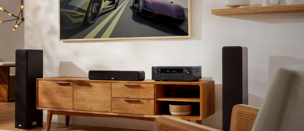 Amplituner DENON AVR-X580BT kino domowe 5.2 dźwięk przestrzenny HDMI 8K, amplituner stojący na komodzie w pomieszczeniu