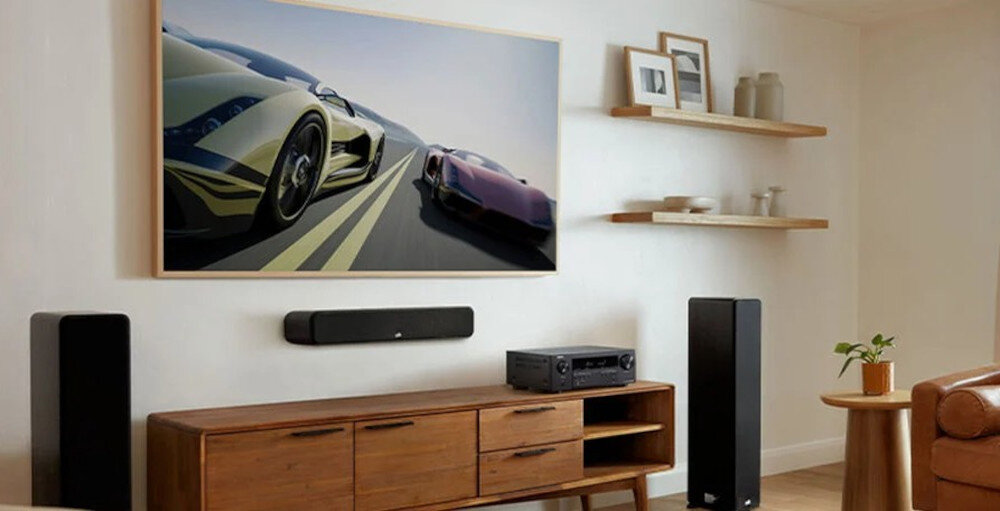 Amplituner DENON AVR-X580BT 5.2 kanały dźwięk przestrzenny kino domowe, amplituner stojący na komodzie w pomieszczeniu