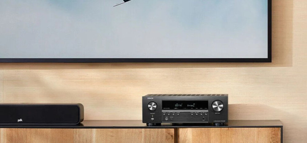 Amplituner DENON AVR-X580BT Dolby TrueHD DTS-HD Pro Logic II dźwięk przestrzenny, amplituner stojący na komodzie w pomieszczeniu