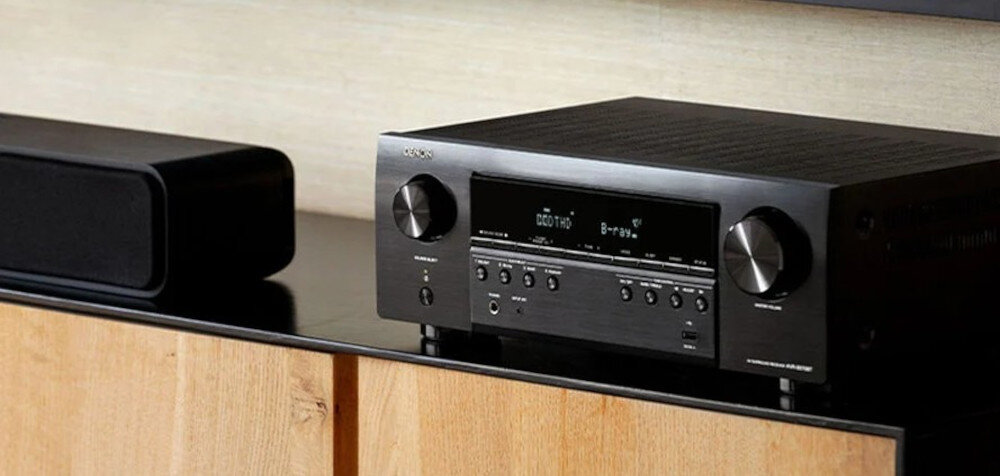 Amplituner DENON AVR-X580BT 8K HDR10+ Dolby Vision jakość obrazu, amplituner stojący na komodzie w pomieszczeniu