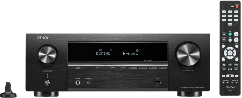 Amplituner DENON AVR-X580BT VRR ALLM QFT gaming kino domowe, amplituner z pilotem od frontu na białym tle