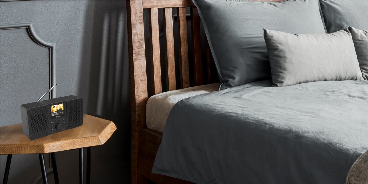 Radio HAMA DIR10 - Radio dla wymagających, radio stojące na stoliku obok łóżka