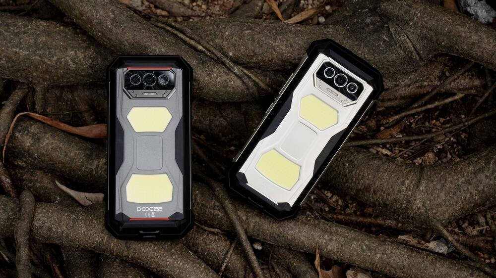 Smartfon DOOGEE V Max S na korzeniach drzewa