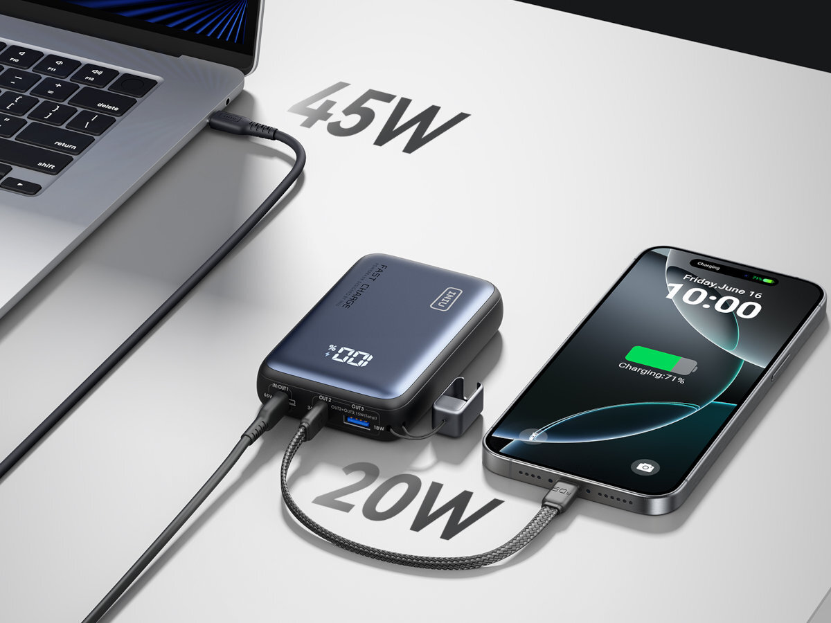 INIU Leopard Power 20000 mAh - powerbank obok smartfona i laptopa