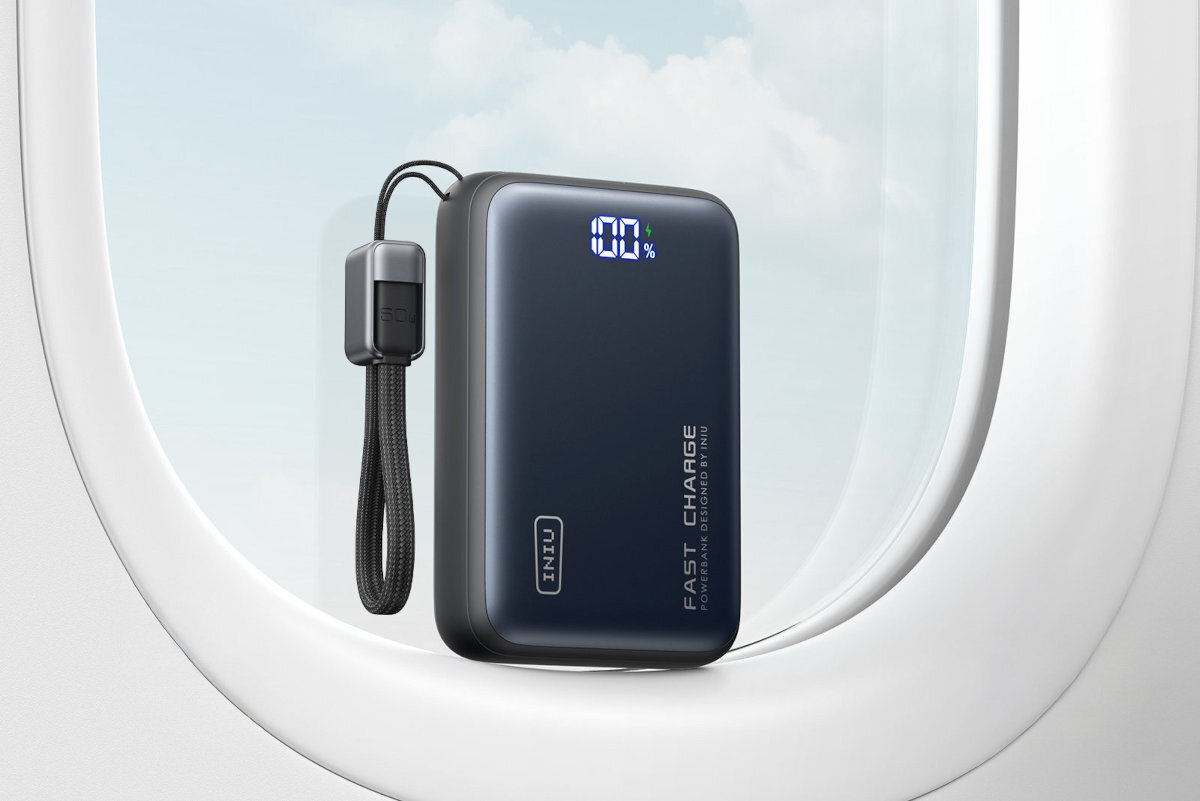 INIU Leopard Power 20000 mAh 65 W dwóch sprzętów jednocześnie MacBooka Air M1 do około 51% iPhone’a 16 do około 71% Samsung Super Fast Charging 2.0 - powerbank na oknie samolotu