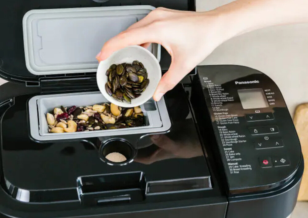 Wypiekacz do chleba PANASONIC SD-YR2550SXE (25.2 x 40.8 x 36.2) Łatwość i wygoda pieczenia mieszanka chlebowa woda Automatyczne podajniki drożdży i bakalii proporcje smak proces pieczenia