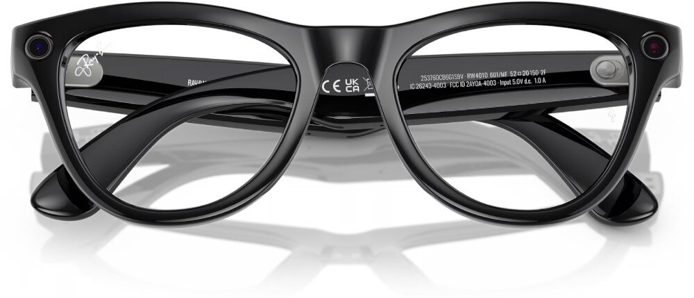 Okulary META Ray-Ban Skyler Złożone czarne okulary z przezroczystymi soczewkami, widoczne oznaczenia techniczne i certyfikaty na wewnętrznej stronie zausznika