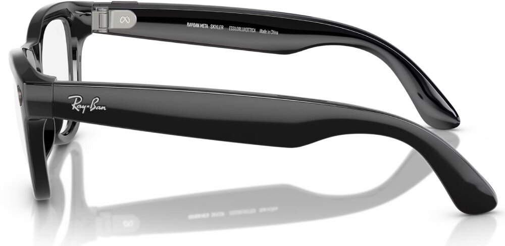 Okulary META Ray-Ban Skyler Profil czarnych okularów ukazujący szeroki zausznik z logo marki oraz srebrny element z symbolem nieskończoności przy zawiasie