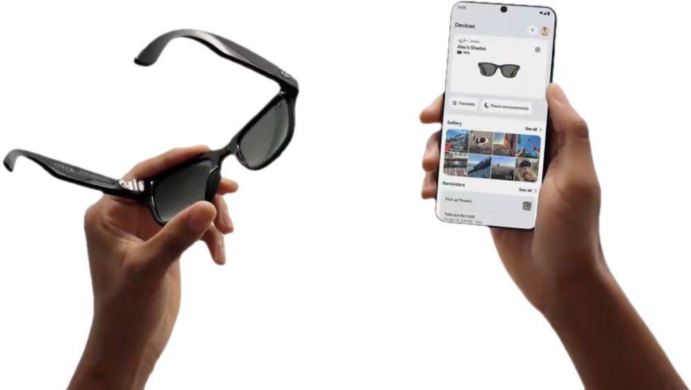 Okulary META Ray-Ban Skyler Dłonie trzymające czarne okulary oraz smartfon z otwartą aplikacją sterującą, która wyświetla galerię zdjęć