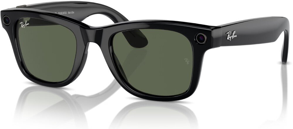Okulary META Ray-Ban Wayfarer czarne okulary przeciwsłoneczne z grubymi oprawkami i ciemnymi soczewkami widoczne pod kątem na białym tle, na rogach oprawek znajdują się dwa małe obiektywy aparatów
