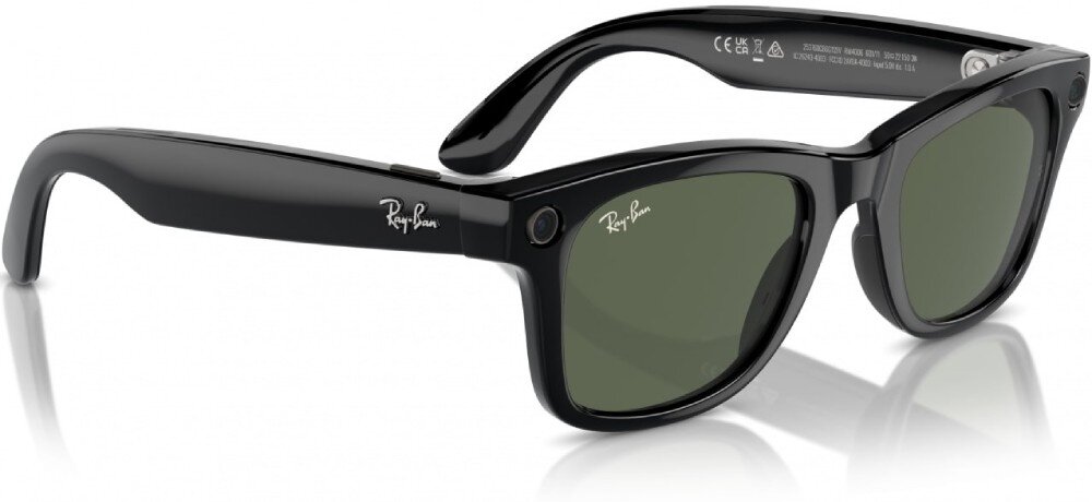 Okulary META Ray-Ban Wayfarer czarne okulary przeciwsłoneczne z wbudowanymi aparatami pokazane z boku pod kątem, na zauszniku widnieje srebrne logo, a po wewnętrznej stronie oprawek nadrukowane są białe oznaczenia techniczne i certyfikaty