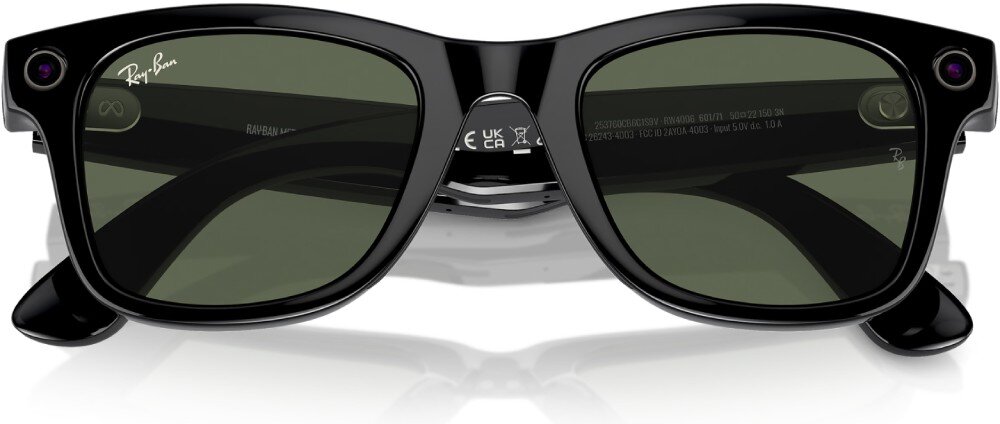 Okulary META Ray-Ban Wayfarer okulary z czarnymi oprawkami złożone i pokazane od góry, co pozwala zobaczyć wewnętrzne części zauszników z logo 'Meta' oraz ikoną przycisku, a także parametry modelu nadrukowane na plastiku