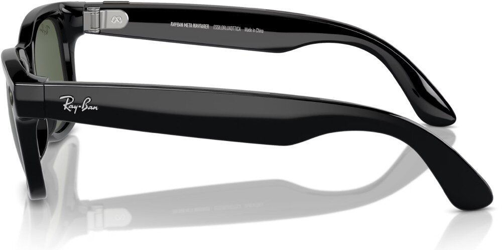 Okulary META Ray-Ban Wayfarer widok z boku na czarne okulary, gdzie szeroki zausznik łączy się z frontem oprawy za pomocą srebrnego zawiasu z małym symbolem, a na boku zausznika umieszczono napis 'Ray-Ban'