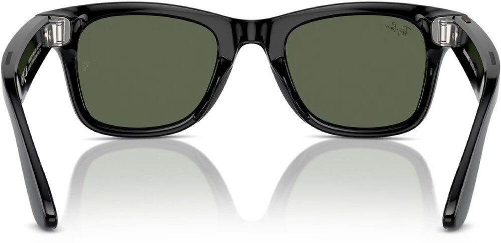 Okulary META Ray-Ban Wayfarer widok na czarne okulary od strony wewnętrznej, pokazujący tył szarych, cieniowanych soczewek oraz srebrne mechanizmy zawiasów łączące front z zausznikami