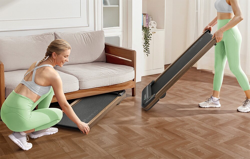 Bieżnia elektryczna UREVO Spacewalk E4W 550W 6km-h pokój dwa zdjęcia na jednym osoba wsuwa bieżnię pod kanapę na drugim przestawia ją na podłodze wymiary 48 x 12.5 x 120 cm łatwe wsunięcie bieżni pod meble czy w wąskie przestrzenie lekka (18,5 kg) trwała konstrukcja porządek i oszczędność miejsca