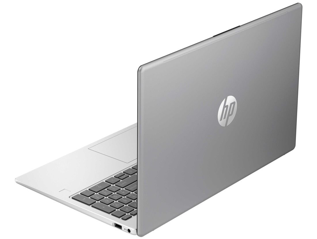 Laptop HP 250R G10 w kolorze srebrnym, widok z tyłu i z boku na otwartą pokrywę, widoczne logo HP na klapie, klawiatura z czarnymi klawiszami, smukła obudowa. - pamięć RAM DDR4, Dysk SSD 