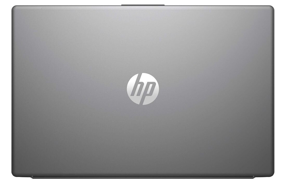 Widok z góry na zamkniętą pokrywę laptopa HP 250R G10 w kolorze srebrnym, centralnie umieszczone logo HP, zaokrąglone krawędzie. -recykling, testy MIL-STD  