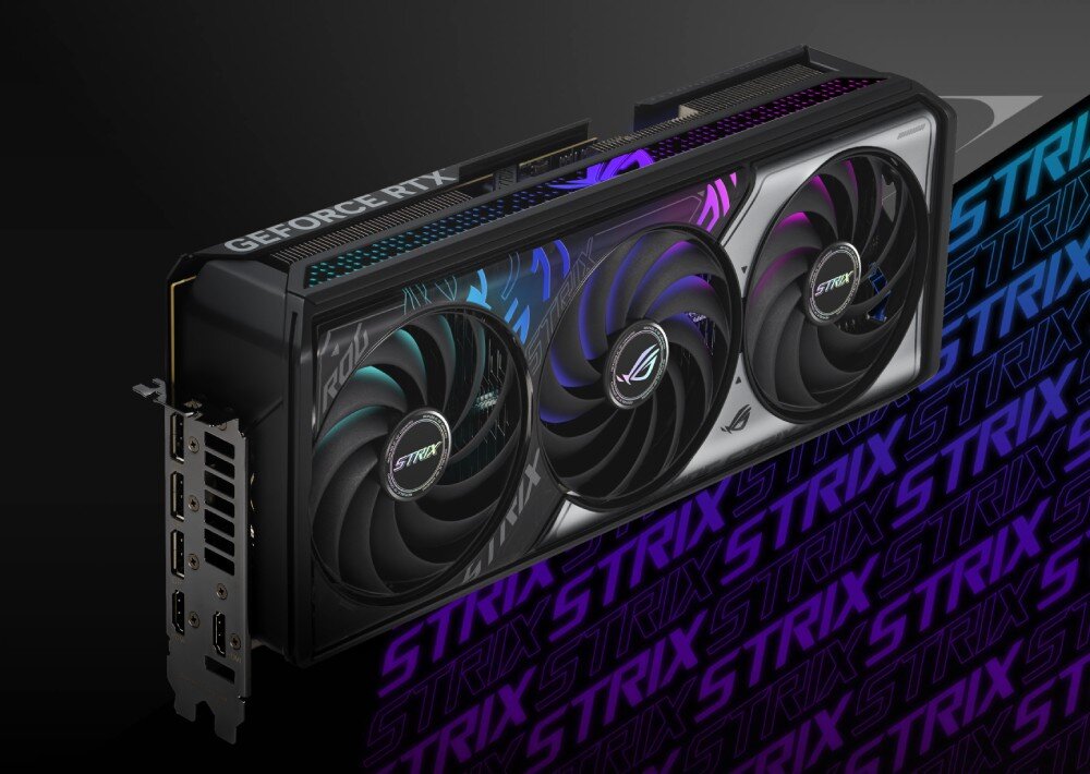 Karta graficzna ASUS GeForce RTX 5070 ROG Strix OC Edition 12GB Karta graficzna widoczna pod kątem, ukazująca trzy wentylatory i podświetlenie RGB na górnej krawędzi