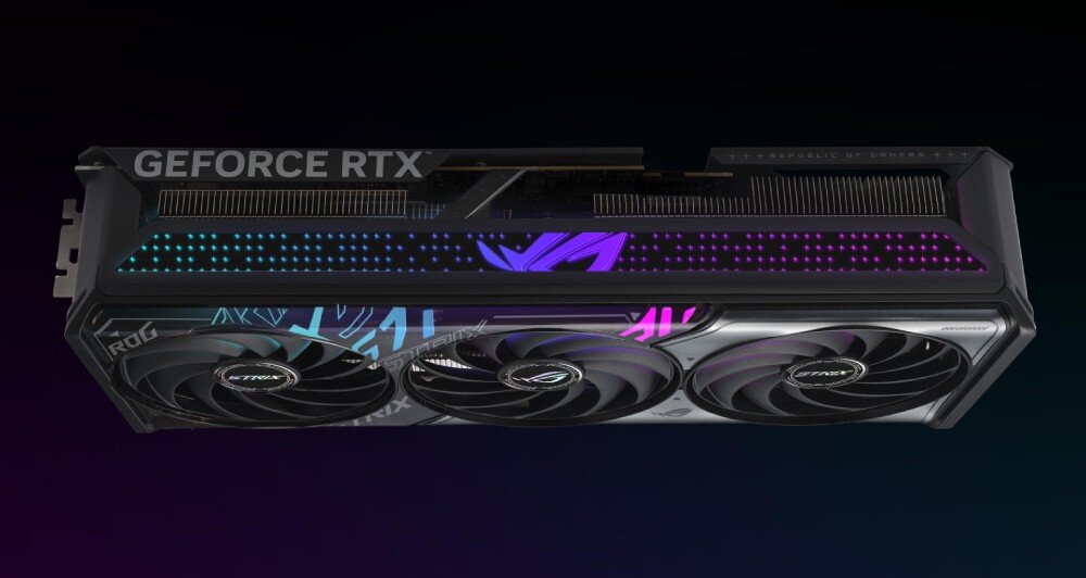Karta graficzna ASUS GeForce RTX 5070 ROG Strix OC Edition 12GB Widok bocznej krawędzi karty z masywnym radiatorem i paskiem podświetlenia LED