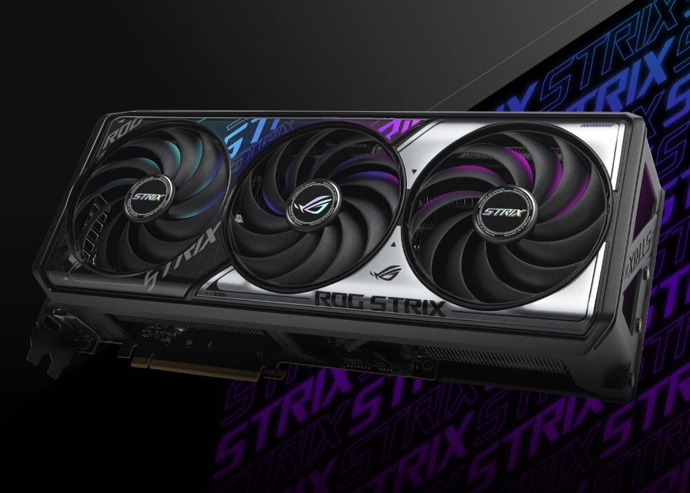 Karta graficzna ASUS GeForce RTX 5070 ROG Strix OC Edition 12GB Karta graficzna widoczna pod kątem, prezentująca wentylatory oraz boczne podświetlenie