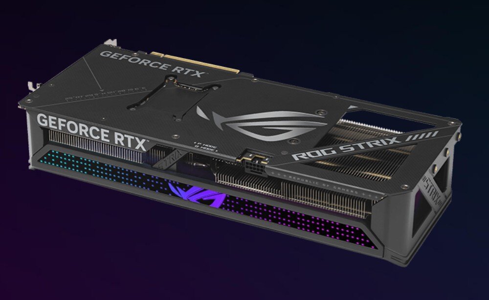 Karta graficzna ASUS GeForce RTX 5070 ROG Strix OC Edition 12GB Tył karty graficznej osłonięty metalową płytą backplate z logo i otworami wentylacyjnymi